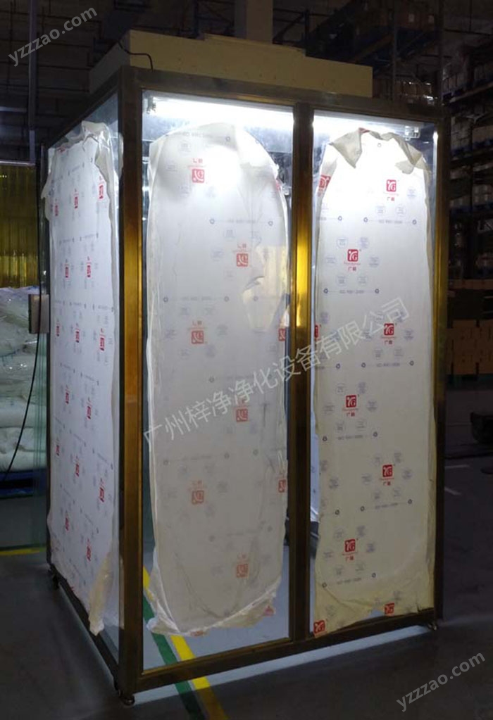 洁净棚透明亚克力板材具有可与玻璃比拟的透光率，但密度只有玻璃的一半。